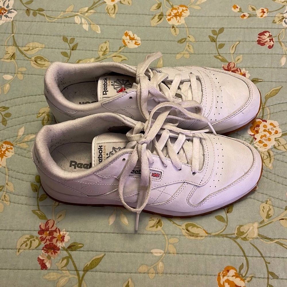 Reebok big kids classic size 5&1/2. In very good condition.